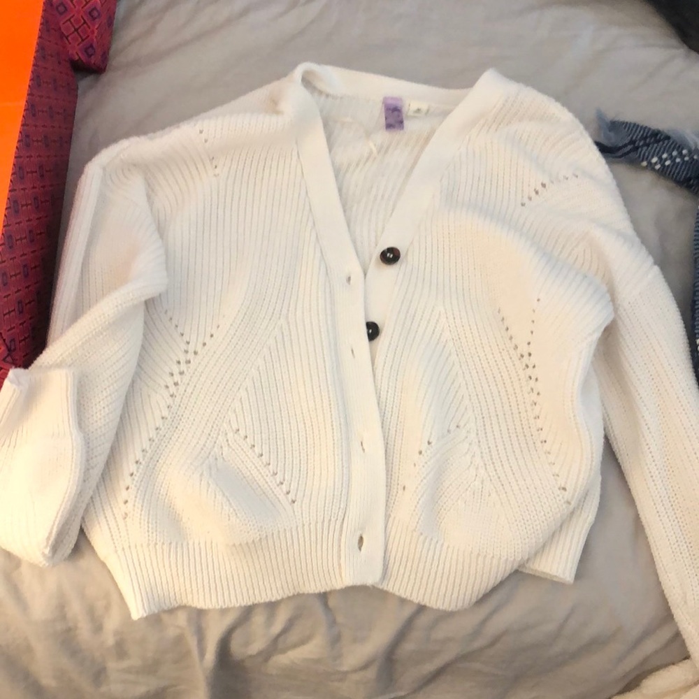 White sweater, cropped